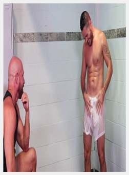 同性恋夫妇在淋浴时玩得开心